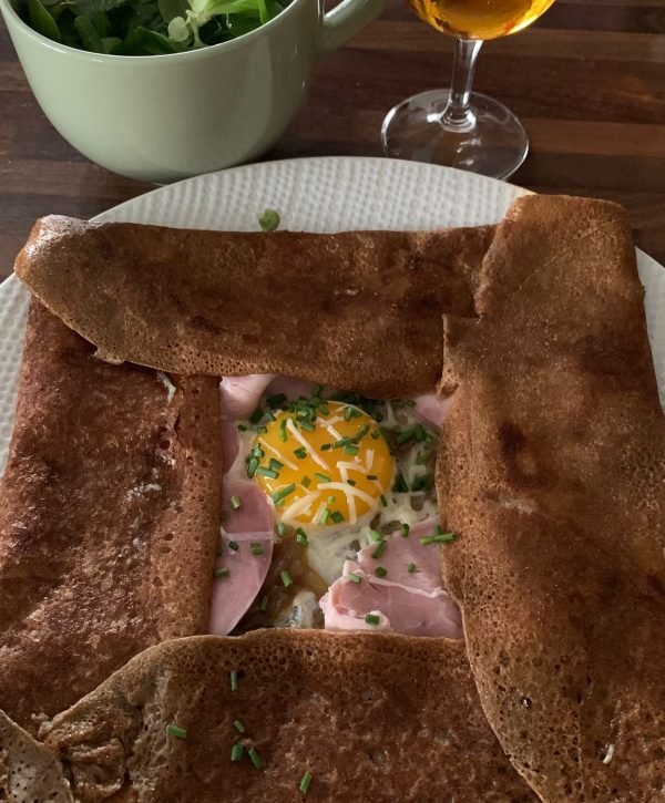 Galette complète servie à La Bolée du Chat, crêperie bretonne près de Belfort